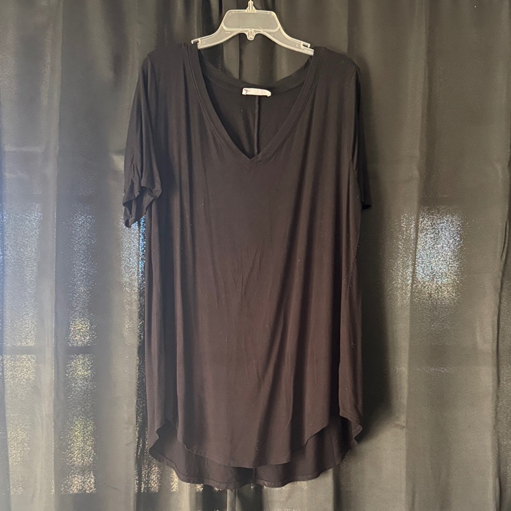 Zenana Outfitters Black Short Sleeve V-Neck Top
